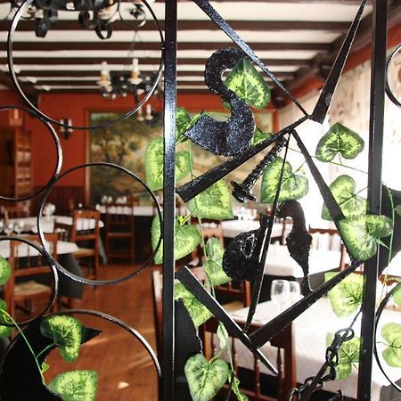 Hostal Rte. Elena Fuentes de Ebro Esterno foto