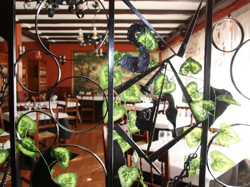 Hostal Rte. Elena Fuentes de Ebro Esterno foto